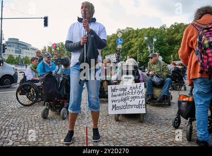 Zahlreiche Menschen haben am Dienstag 10.09.2024 in Berlin mit einer Demonstration die Bundesregierung aufgefordert, für mehr Barrierefreiheit zu sorgen. Vertreterinnen und Vertreter von Verbaenden riefen im Rahmen einer Kundgebung am Brandenburger Tor dazu auf, das Allgemeine Gleichbehandlungsgesetzes AGG und das Behindertengleichstellungsgesetz BGG zu ueberarbeiten. Es gelte insbesondere, die Privatwirtschaft zu Barrierefreiheit zu verpflichten. An der Demonstration nahmen nach Angaben der Veranstalter knapp 200 Menschen Teil. Siehe epd-Meldung vom 10.09.2024 NUR REDAKTIONELLE VERWENDUNG *** zahlreich Stockfoto