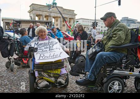 Zahlreiche Menschen haben am Dienstag 10.09.2024 in Berlin mit einer Demonstration die Bundesregierung aufgefordert, für mehr Barrierefreiheit zu sorgen. Vertreterinnen und Vertreter von Verbaenden riefen im Rahmen einer Kundgebung am Brandenburger Tor dazu auf, das Allgemeine Gleichbehandlungsgesetzes AGG und das Behindertengleichstellungsgesetz BGG zu ueberarbeiten. Es gelte insbesondere, die Privatwirtschaft zu Barrierefreiheit zu verpflichten. An der Demonstration nahmen nach Angaben der Veranstalter knapp 200 Menschen Teil. Siehe epd-Meldung vom 10.09.2024 NUR REDAKTIONELLE VERWENDUNG *** zahlreich Stockfoto