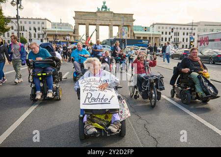 Zahlreiche Menschen haben am Dienstag 10.09.2024 in Berlin mit einer Demonstration die Bundesregierung aufgefordert, für mehr Barrierefreiheit zu sorgen. Vertreterinnen und Vertreter von Verbaenden riefen im Rahmen einer Kundgebung am Brandenburger Tor dazu auf, das Allgemeine Gleichbehandlungsgesetzes AGG und das Behindertengleichstellungsgesetz BGG zu ueberarbeiten. Es gelte insbesondere, die Privatwirtschaft zu Barrierefreiheit zu verpflichten. An der Demonstration nahmen nach Angaben der Veranstalter knapp 200 Menschen Teil. Siehe epd-Meldung vom 10.09.2024 NUR REDAKTIONELLE VERWENDUNG *** zahlreich Stockfoto