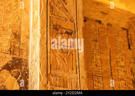 Luxor, Ägypten; 16. Januar 2024: Reise zurück in die Zeit mit diesen altägyptischen Hieroglyphen, die in einem Grab im Tal der Könige entdeckt wurden. Stockfoto