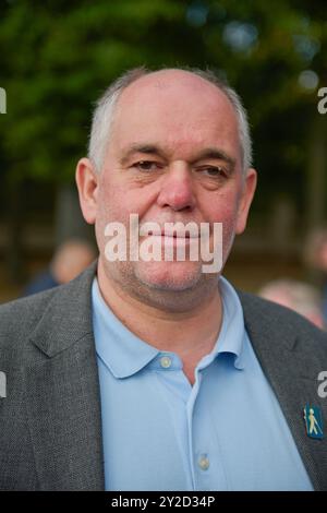 Zahlreiche Menschen haben am Dienstag 10.09.2024 in Berlin mit einer Demonstration die Bundesregierung aufgefordert, für mehr Barrierefreiheit zu sorgen. Foto: Ottmar Miles-Paul, Sprecher der LIGA Selbstvertretung Vertreterinnen und Vertreter von Verbaenden riefen im Rahmen einer Kundgebung am Brandenburger Tor dazu auf, das Allgemeine Gleichbehandlungsgesetzes AGG und das Behindertengleichstellungsgesetz BGG zu ueberarbeiten. Es gelte insbesondere, die Privatwirtschaft zu Barrierefreiheit zu verpflichten. An der Demonstration nahmen nach Angaben der Veranstalter knapp 200 Menschen Teil. Sieh Stockfoto