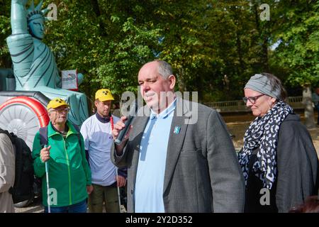 Zahlreiche Menschen haben am Dienstag 10.09.2024 in Berlin mit einer Demonstration die Bundesregierung aufgefordert, für mehr Barrierefreiheit zu sorgen. Foto Mitte: Ottmar Miles-Paul, Sprecher der LIGA Selbstvertretung Vertreterinnen und Vertreter von Verbaenden riefen im Rahmen einer Kundgebung am Brandenburger Tor dazu auf, das Allgemeine Gleichbehandlungsgesetzes AGG und das Behindertengleichstellungsgesetz BGG zu ueberarbeiten. Es gelte insbesondere, die Privatwirtschaft zu Barrierefreiheit zu verpflichten. An der Demonstration nahmen nach Angaben der Veranstalter knapp 200 Menschen Teil Stockfoto