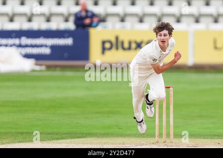 Worcester, Großbritannien. September 2024. Aufgenommen am 10. September 2024 in Worcester, Großbritannien, im Worcestershire County Cricket Club, New Road, Worcester. Das Bild ist Platz 24, Jack Home of Worcestershire in Action Bowling während des Spiels der Vitality County Championship 2024 zwischen Worcestershire CCC und Warwickshire CCC. Das Bild ist nur für redaktionelle Zwecke bestimmt – Credit: Stu Leggett/Alamy Live News Stockfoto