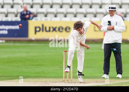 Worcester, Großbritannien. September 2024. Aufgenommen am 10. September 2024 in Worcester, Großbritannien, im Worcestershire County Cricket Club, New Road, Worcester. Das Bild ist Platz 24, Jack Home of Worcestershire in Action Bowling während des Spiels der Vitality County Championship 2024 zwischen Worcestershire CCC und Warwickshire CCC. Das Bild ist nur für redaktionelle Zwecke bestimmt – Credit: Stu Leggett/Alamy Live News Stockfoto
