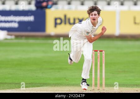 Worcester, Großbritannien. September 2024. Aufgenommen am 10. September 2024 in Worcester, Großbritannien, im Worcestershire County Cricket Club, New Road, Worcester. Das Bild ist Platz 24, Jack Home of Worcestershire in Action Bowling während des Spiels der Vitality County Championship 2024 zwischen Worcestershire CCC und Warwickshire CCC. Das Bild ist nur für redaktionelle Zwecke bestimmt – Credit: Stu Leggett/Alamy Live News Stockfoto