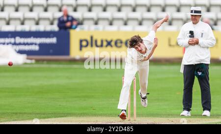Worcester, Großbritannien. September 2024. Aufgenommen am 10. September 2024 in Worcester, Großbritannien, im Worcestershire County Cricket Club, New Road, Worcester. Das Bild ist Platz 24, Jack Home of Worcestershire in Action Bowling während des Spiels der Vitality County Championship 2024 zwischen Worcestershire CCC und Warwickshire CCC. Das Bild ist nur für redaktionelle Zwecke bestimmt – Credit: Stu Leggett/Alamy Live News Stockfoto