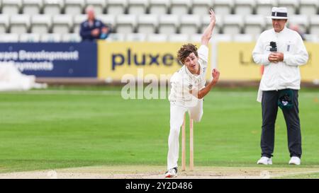 Worcester, Großbritannien. September 2024. Aufgenommen am 10. September 2024 in Worcester, Großbritannien, im Worcestershire County Cricket Club, New Road, Worcester. Das Bild ist Platz 24, Jack Home of Worcestershire in Action Bowling während des Spiels der Vitality County Championship 2024 zwischen Worcestershire CCC und Warwickshire CCC. Das Bild ist nur für redaktionelle Zwecke bestimmt – Credit: Stu Leggett/Alamy Live News Stockfoto