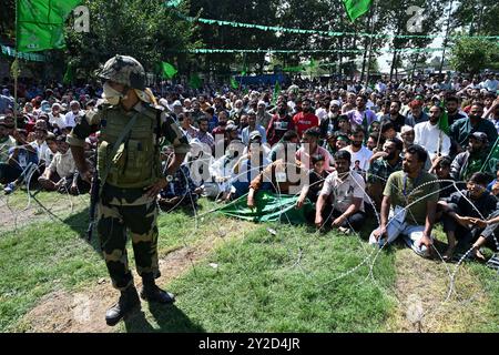 Pulwama, Jammu Und Kaschmir, Indien. September 2024. Anhänger der Demokratischen Volkspartei (PDP) während der Wahlkampfveranstaltung in Pulwama. PDP-Präsident Mehbooba Mufti kämpft für den partyÃs-Kandidaten Waheed Para in Pulwama. (Kreditbild: © Basit Zargar/ZUMA Press Wire) NUR REDAKTIONELLE VERWENDUNG! Nicht für kommerzielle ZWECKE! Quelle: ZUMA Press, Inc./Alamy Live News Stockfoto