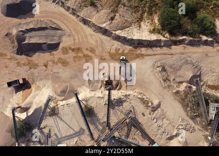 Luftaufnahme der Steinkieferbrecheranlage. Sandherstellungsanlage und Bandförderer im Bergbau. Sandbrechen und Schüttgüter für den Bau Stockfoto