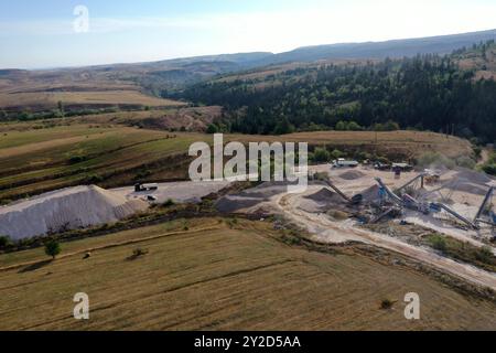 Luftaufnahme der Steinkieferbrecheranlage. Sandherstellungsanlage und Bandförderer im Bergbau. Sandbrechen und Schüttgüter für den Bau Stockfoto