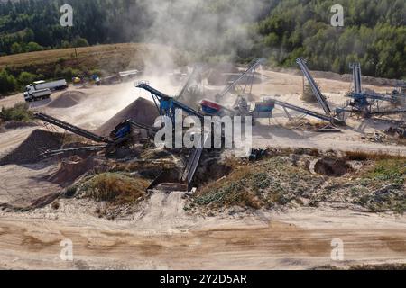 Luftaufnahme der Steinkieferbrecheranlage. Sandherstellungsanlage und Bandförderer im Bergbau. Sandbrechen und Schüttgüter für den Bau Stockfoto