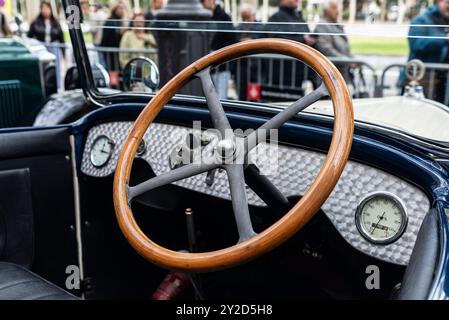 Hölzernes Lenkrad und Armaturenbrett eines alten Retro-Autos aus den 1920er Jahren, das auf einer Straße in Barcelona, Katalonien, Spanien, geparkt wurde Stockfoto