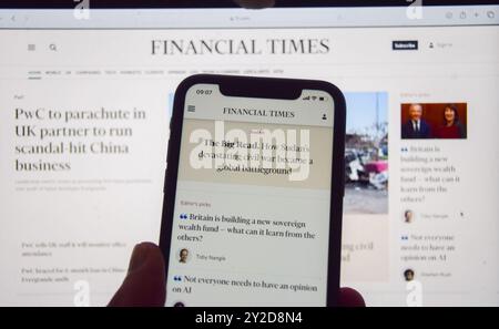 UK. September 2024. In dieser Fotoabbildung wird die Website der Zeitung Financial Times auf Telefon- und Laptopbildschirmen angezeigt. Die Untersuchungen der Senderbehörde Ofcom zeigen, dass 71 % der Bevölkerung angeben, dass sie Online-Plattformen für Nachrichten nutzen, während 70 % Fernsehnachrichten sehen, da Online-Nachrichtenquellen das Fernsehen zum ersten Mal überholen. Quelle: SOPA Images Limited/Alamy Live News Stockfoto