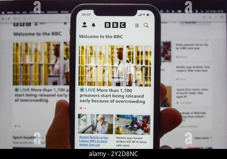 UK. September 2024. In dieser Fotoabbildung wird eine Website von BBC News auf einem Telefon und einem Laptop angezeigt. Die Untersuchungen der Senderbehörde Ofcom zeigen, dass 71 % der Bevölkerung angeben, dass sie Online-Plattformen für Nachrichten nutzen, während 70 % Fernsehnachrichten sehen, da Online-Nachrichtenquellen das Fernsehen zum ersten Mal überholen. Quelle: SOPA Images Limited/Alamy Live News Stockfoto