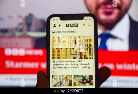 UK. September 2024. In dieser Fotoabbildung wird eine Website von BBC News auf Telefon- und Fernsehbildschirmen angezeigt. Die Untersuchungen der Senderbehörde Ofcom zeigen, dass 71 % der Bevölkerung angeben, dass sie Online-Plattformen für Nachrichten nutzen, während 70 % Fernsehnachrichten sehen, da Online-Nachrichtenquellen das Fernsehen zum ersten Mal überholen. Quelle: SOPA Images Limited/Alamy Live News Stockfoto