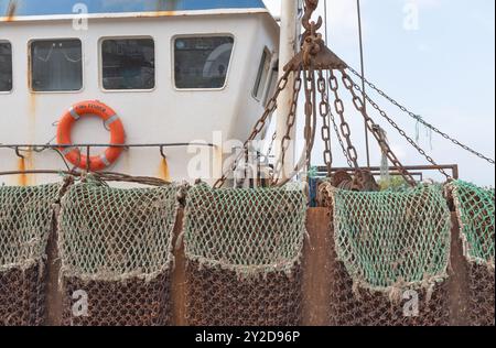 Nahaufnahme der Jakobsbagger und Winde an der Seite eines Jakobsbaggers Fischerbootes, das am Hafen von Kirkcudbright, Dumfries und Galloway ankert. Stockfoto