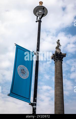 Krönungsdekoration in der Nähe der Nelson Column, Trafalgar Square, London, England, Großbritannien Stockfoto