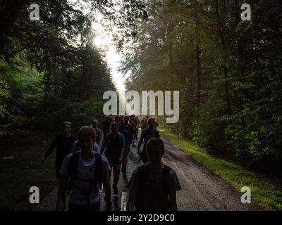 7. September, Oosterbeek. Der Airborne March ist der weltweit größte eintägige Spaziergang zu Gedenkstätten. In diesem Jahr fand die 77. Ausgabe mit fast 34,000 Teilnehmern statt. Dieser gedenkmarsch erinnert an die Schlacht von Arnheim im Jahr 1944. Außerdem ist dieses Jahr noch besonderer, weil es den 80. Jahrestag dieser Schlacht begeht. An der Ziellinie waren wie jedes Jahr britische Veteranen anwesend, die im Zweiten Weltkrieg für die Freiheit der Niederlande kämpften. Außerdem wurden Soldatenfiguren vor dem Airborne Museum in Oosterbeek aufgestellt. Stockfoto