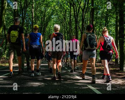 7. September, Oosterbeek. Der Airborne March ist der weltweit größte eintägige Spaziergang zu Gedenkstätten. In diesem Jahr fand die 77. Ausgabe mit fast 34,000 Teilnehmern statt. Dieser gedenkmarsch erinnert an die Schlacht von Arnheim im Jahr 1944. Außerdem ist dieses Jahr noch besonderer, weil es den 80. Jahrestag dieser Schlacht begeht. An der Ziellinie waren wie jedes Jahr britische Veteranen anwesend, die im Zweiten Weltkrieg für die Freiheit der Niederlande kämpften. Außerdem wurden Soldatenfiguren vor dem Airborne Museum in Oosterbeek aufgestellt. Stockfoto