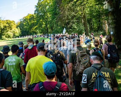 7. September, Oosterbeek. Der Airborne March ist der weltweit größte eintägige Spaziergang zu Gedenkstätten. In diesem Jahr fand die 77. Ausgabe mit fast 34,000 Teilnehmern statt. Dieser gedenkmarsch erinnert an die Schlacht von Arnheim im Jahr 1944. Außerdem ist dieses Jahr noch besonderer, weil es den 80. Jahrestag dieser Schlacht begeht. An der Ziellinie waren wie jedes Jahr britische Veteranen anwesend, die im Zweiten Weltkrieg für die Freiheit der Niederlande kämpften. Außerdem wurden Soldatenfiguren vor dem Airborne Museum in Oosterbeek aufgestellt. Stockfoto