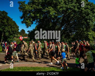 7. September, Oosterbeek. Der Airborne March ist der weltweit größte eintägige Spaziergang zu Gedenkstätten. In diesem Jahr fand die 77. Ausgabe mit fast 34,000 Teilnehmern statt. Dieser gedenkmarsch erinnert an die Schlacht von Arnheim im Jahr 1944. Außerdem ist dieses Jahr noch besonderer, weil es den 80. Jahrestag dieser Schlacht begeht. An der Ziellinie waren wie jedes Jahr britische Veteranen anwesend, die im Zweiten Weltkrieg für die Freiheit der Niederlande kämpften. Außerdem wurden Soldatenfiguren vor dem Airborne Museum in Oosterbeek aufgestellt. Stockfoto