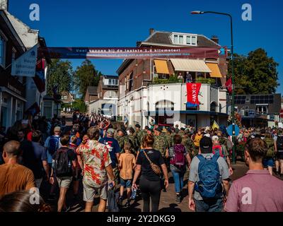 7. September, Oosterbeek. Der Airborne March ist der weltweit größte eintägige Spaziergang zu Gedenkstätten. In diesem Jahr fand die 77. Ausgabe mit fast 34,000 Teilnehmern statt. Dieser gedenkmarsch erinnert an die Schlacht von Arnheim im Jahr 1944. Außerdem ist dieses Jahr noch besonderer, weil es den 80. Jahrestag dieser Schlacht begeht. An der Ziellinie waren wie jedes Jahr britische Veteranen anwesend, die im Zweiten Weltkrieg für die Freiheit der Niederlande kämpften. Außerdem wurden Soldatenfiguren vor dem Airborne Museum in Oosterbeek aufgestellt. Stockfoto