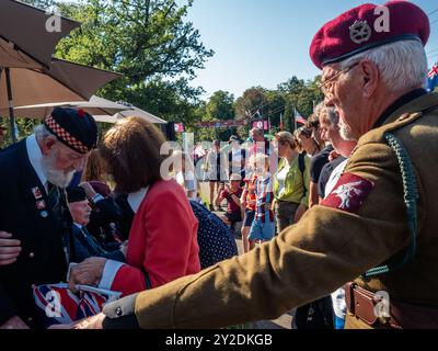 7. September, Oosterbeek. Der Airborne March ist der weltweit größte eintägige Spaziergang zu Gedenkstätten. In diesem Jahr fand die 77. Ausgabe mit fast 34,000 Teilnehmern statt. Dieser gedenkmarsch erinnert an die Schlacht von Arnheim im Jahr 1944. Außerdem ist dieses Jahr noch besonderer, weil es den 80. Jahrestag dieser Schlacht begeht. An der Ziellinie waren wie jedes Jahr britische Veteranen anwesend, die im Zweiten Weltkrieg für die Freiheit der Niederlande kämpften. Außerdem wurden Soldatenfiguren vor dem Airborne Museum in Oosterbeek aufgestellt. Stockfoto