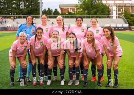 Die ersten elf Spieler der DCUFC stehen für ein Foto während eines Frühsommerspiels zwischen Dekalb County United FC und Naperville Soccer Academy in der führenden Halbprofi-Liga der Frauen im NIU Soccer Complex an. Endstand: DeKalb County Unifed FC 5:1 Naperville Soccer Academy Stockfoto