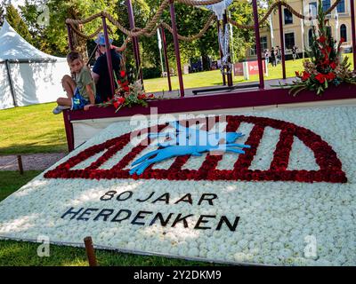 7. September, Oosterbeek. Der Airborne March ist der weltweit größte eintägige Spaziergang zu Gedenkstätten. In diesem Jahr fand die 77. Ausgabe mit fast 34,000 Teilnehmern statt. Dieser gedenkmarsch erinnert an die Schlacht von Arnheim im Jahr 1944. Außerdem ist dieses Jahr noch besonderer, weil es den 80. Jahrestag dieser Schlacht begeht. An der Ziellinie waren wie jedes Jahr britische Veteranen anwesend, die im Zweiten Weltkrieg für die Freiheit der Niederlande kämpften. Außerdem wurden Soldatenfiguren vor dem Airborne Museum in Oosterbeek aufgestellt. Stockfoto