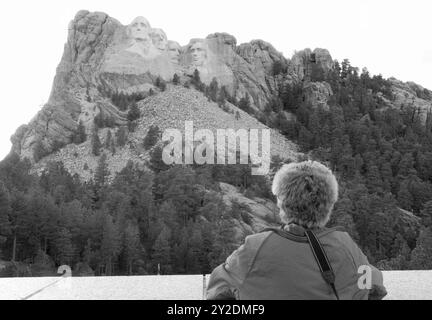 Eine 55- bis 60-jährige Kaukasierin, die das berühmte Mount Rushmore National Memorial in South Dakota, USA, besucht. Stockfoto