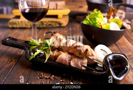 Wein und Kebab mit Gewürzen und Gemüse Stockfoto