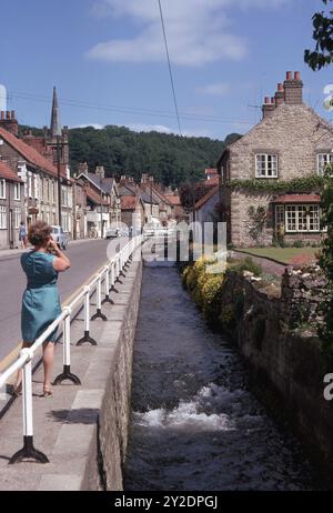 Eine Frau fotografiert im malerischen Maltongate Thornton Le Dale, einem Dorf in North Yorkshire, August 1969 Foto vom Henshaw Archive Stockfoto