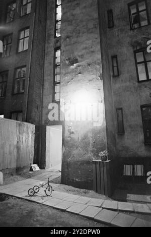 Aktuell 26-4-1970: Ein altes Wohnhaus wacht auf. Eine alte Farm hat eine Nacht geschlafen, während sie auf das graue Licht und einen neuen Tag wartet. Dann beginnt es wieder zu leben, vertraute Stimmen und Geräusche sind zu hören, Treppen auf die Treppe, Kinder weinen und lachen. Im alten Gebäude hat ein neuer Tag begonnen. Foto: Per Ervik / aktuell / NTB ***Foto ist nicht bildverarbeitet*** dieser Bildtext wird automatisch übersetzt Stockfoto