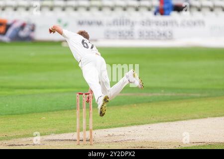 Worcester, Großbritannien. September 2024. Aufgenommen in Worcester, Großbritannien am 10. September 2024 im Worcestershire County Cricket Club, New Road, Worcester das Bild ist #67, Logan Van Beek von Worcestershire Airborne, während er während des Vitality County Championship Matches 2024 zwischen Worcestershire CCC und Warwickshire CCC Bowls. Das Bild ist nur für redaktionelle Zwecke bestimmt Stockfoto