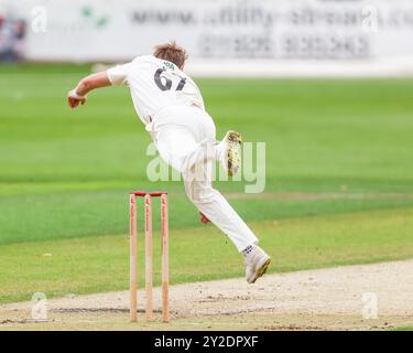 Worcester, Großbritannien. September 2024. Aufgenommen in Worcester, Großbritannien am 10. September 2024 im Worcestershire County Cricket Club, New Road, Worcester das Bild ist #67, Logan Van Beek von Worcestershire Airborne, während er während des Vitality County Championship Matches 2024 zwischen Worcestershire CCC und Warwickshire CCC Bowls. Das Bild ist nur für redaktionelle Zwecke bestimmt Stockfoto