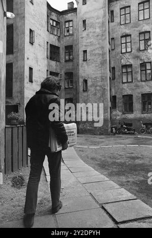 Aktuell 26-4-1970: Ein altes Wohnhaus wacht auf. Eine alte Farm hat eine Nacht geschlafen, während sie auf das graue Licht und einen neuen Tag wartet. Dann beginnt es wieder zu leben, vertraute Stimmen und Geräusche sind zu hören, Treppen auf die Treppe, Kinder weinen und lachen. Im alten Gebäude hat ein neuer Tag begonnen. Es ist früh im grauen Licht, und der Zeitungslieferant kommt. Die Farm hat gerade erst begonnen, aus dem Nachtschlaf zu kommen. Es kann noch eine Weile schlummern. Foto: Per Ervik / aktuell / NTB ***Foto ist nicht bildverarbeitet*** dieser Bildtext wird automatisch übersetzt Stockfoto