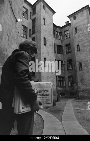 Aktuell 26-4-1970: Ein altes Wohnhaus wacht auf. Eine alte Farm hat eine Nacht geschlafen, während sie auf das graue Licht und einen neuen Tag wartet. Dann beginnt es wieder zu leben, vertraute Stimmen und Geräusche sind zu hören, Treppen auf die Treppe, Kinder weinen und lachen. Im alten Gebäude hat ein neuer Tag begonnen. Es ist früh im grauen Licht, und der Zeitungslieferant kommt. Die Farm hat gerade erst begonnen, aus dem Nachtschlaf zu kommen. Es kann noch eine Weile schlummern. Foto: Per Ervik / aktuell / NTB ***Foto ist nicht bildverarbeitet*** dieser Bildtext wird automatisch übersetzt Stockfoto
