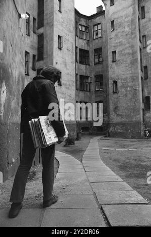 Aktuell 26-4-1970: Ein altes Wohnhaus wacht auf. Eine alte Farm hat eine Nacht geschlafen, während sie auf das graue Licht und einen neuen Tag wartet. Dann beginnt es wieder zu leben, vertraute Stimmen und Geräusche sind zu hören, Treppen auf die Treppe, Kinder weinen und lachen. Im alten Gebäude hat ein neuer Tag begonnen. Es ist früh im grauen Licht, und der Zeitungslieferant kommt. Die Farm hat gerade erst begonnen, aus dem Nachtschlaf zu kommen. Es kann noch eine Weile schlummern. Foto: Per Ervik / aktuell / NTB ***Foto ist nicht bildverarbeitet*** dieser Bildtext wird automatisch übersetzt Stockfoto