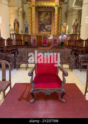 Der Hauptaltar und Bischofsthron in der Kathedrale unserer Lieben Frau von der Inkarnation, San Miguel de Tucumán, Argentinien. Stockfoto