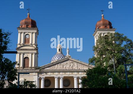 Die Fassade und der Giebel der Kathedrale unserer Lieben Frau der Inkarnation in San Miguel de Tucumán, Argentinien. Stockfoto
