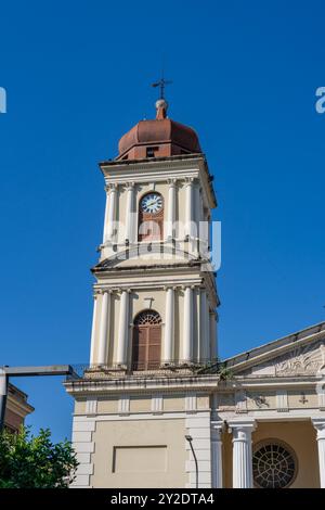 Die Fassade und der Giebel der Kathedrale unserer Lieben Frau der Inkarnation in San Miguel de Tucumán, Argentinien. Stockfoto