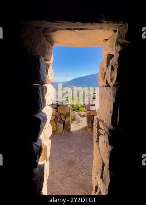 Blick aus dem Inneren eines rekonstruierten Zimmers in den Ruinen der Pucará von Tilcara. Tilcara, Argentinien. Stockfoto