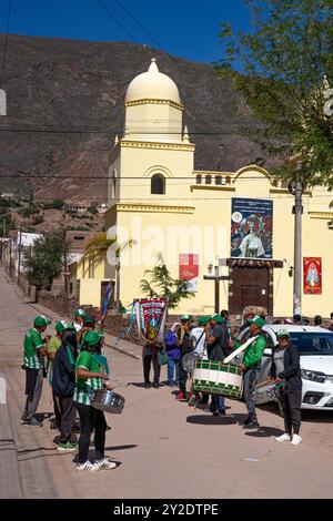 Eine Gruppe von Trommeln und siku-Panflöten bereitet sich auf eine religiöse Prozession vor der Kirche in Tilcara, Argentinien, vor. Stockfoto