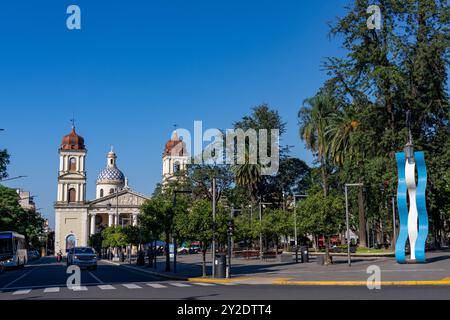 Unabhängigkeitsplatz und die Kathedrale unserer Lieben Frau von der Inkarnation in San Miguel de Tucumán, Argentinien. Stockfoto