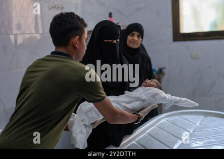 Gaza, Gaza, Palästina. September 2024. Das palästinensische Kind Jad al-Bayouk, das zusammen mit anderen Familienmitgliedern bei einem israelischen Luftangriff in der Leichenhalle des Nasser Krankenhauses in Khan Younis im südlichen Gazastreifen am 10. September 2024 getötet wurde. (Kreditbild: © Saher Alghorra/ZUMA Press Wire) NUR REDAKTIONELLE VERWENDUNG! Nicht für kommerzielle ZWECKE! Stockfoto