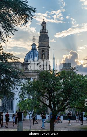 Ein Glockenturm und eine Kuppel der Kirche Santa Domingo, von der Casa Historica in San Miguel de Tucumán, Argentinien aus gesehen. Stockfoto