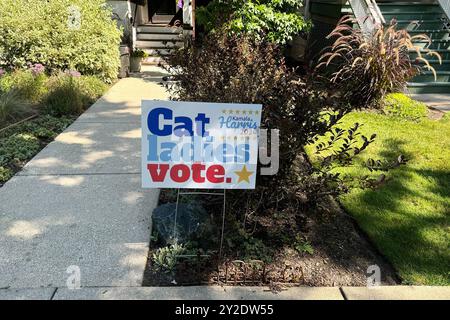 Political Yard Plakate, private Wahlplakate, für die bevorstehenden Präsidentschaftswahlen in den Vereinigten Staaten zwischen der demokratischen Kandidatin Kamala Harris und dem republikanischen Kandidaten Donald Trump in den Vorstädten von Evanston, einem Vorort von Chicago, Illinois, USA Stockfoto