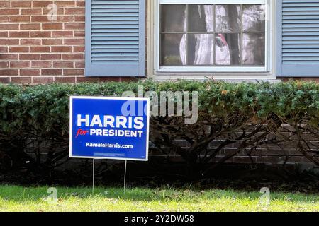 Political Yard Plakate, private Wahlplakate, für die bevorstehenden Präsidentschaftswahlen in den Vereinigten Staaten zwischen der demokratischen Kandidatin Kamala Harris und dem republikanischen Kandidaten Donald Trump in den Vorstädten von Evanston, einem Vorort von Chicago, Illinois, USA Stockfoto