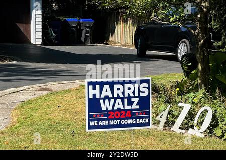 Political Yard Plakate, private Wahlplakate, für die bevorstehenden Präsidentschaftswahlen in den Vereinigten Staaten zwischen der demokratischen Kandidatin Kamala Harris und dem republikanischen Kandidaten Donald Trump in den Vorstädten von Evanston, einem Vorort von Chicago, Illinois, USA Stockfoto