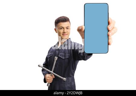 Automechaniker halten ein Smartphone mit blauem Bildschirm auf weißem Hintergrund Stockfoto
